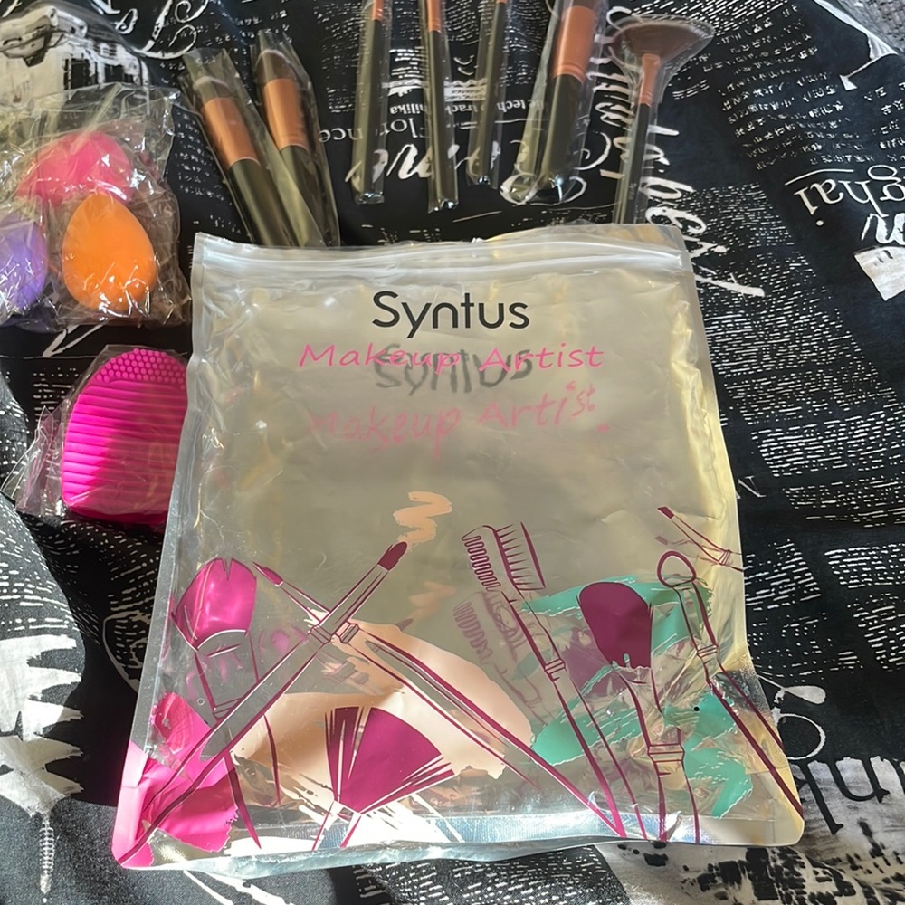 NWOT Syntus Makeup Brush Set